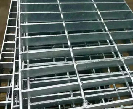 你知道在安裝鋼格柵的時候怎樣開孔嗎？