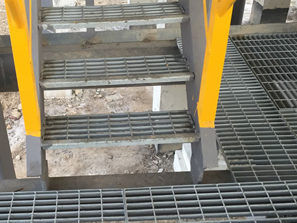 鋼格板踏步2.jpg 鋼格板踏步2.jpg